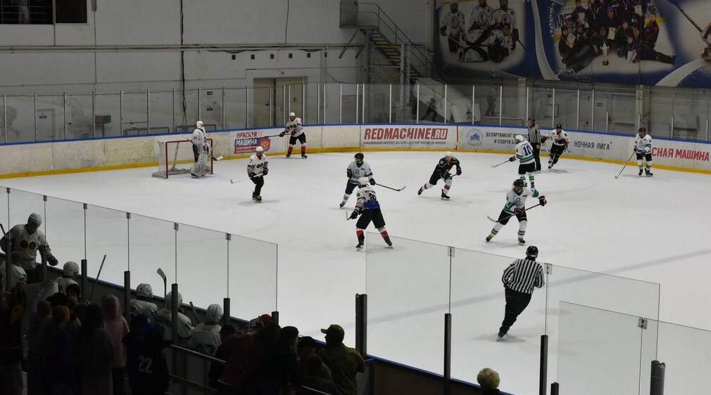 В Брянске на ледовой арене прошёл товарищеский хоккейный матч