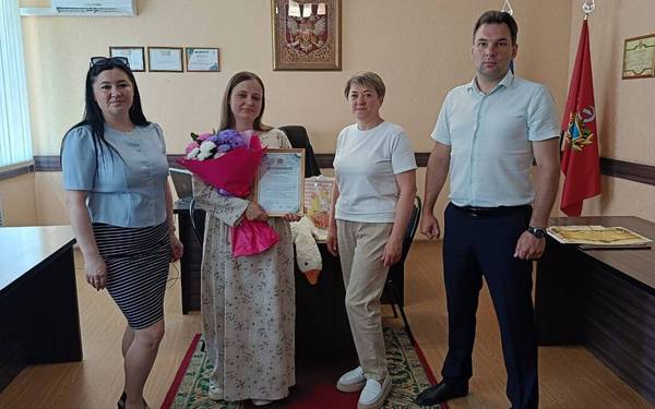 В Суземке вручили сертификат на материнский капитал многодетной маме