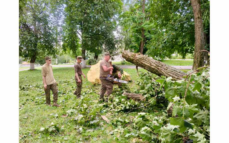 Добровольцы «БАРС-Брянск» помогают устранять последствия урагана в Климово