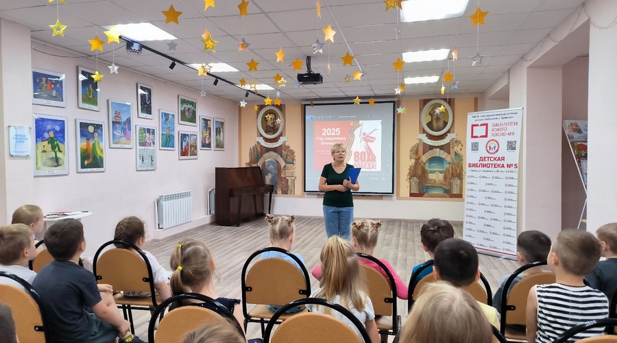 В модельной детской библиотеке № 5 Брянска состоялось мероприятие «Мы память бережно храним»