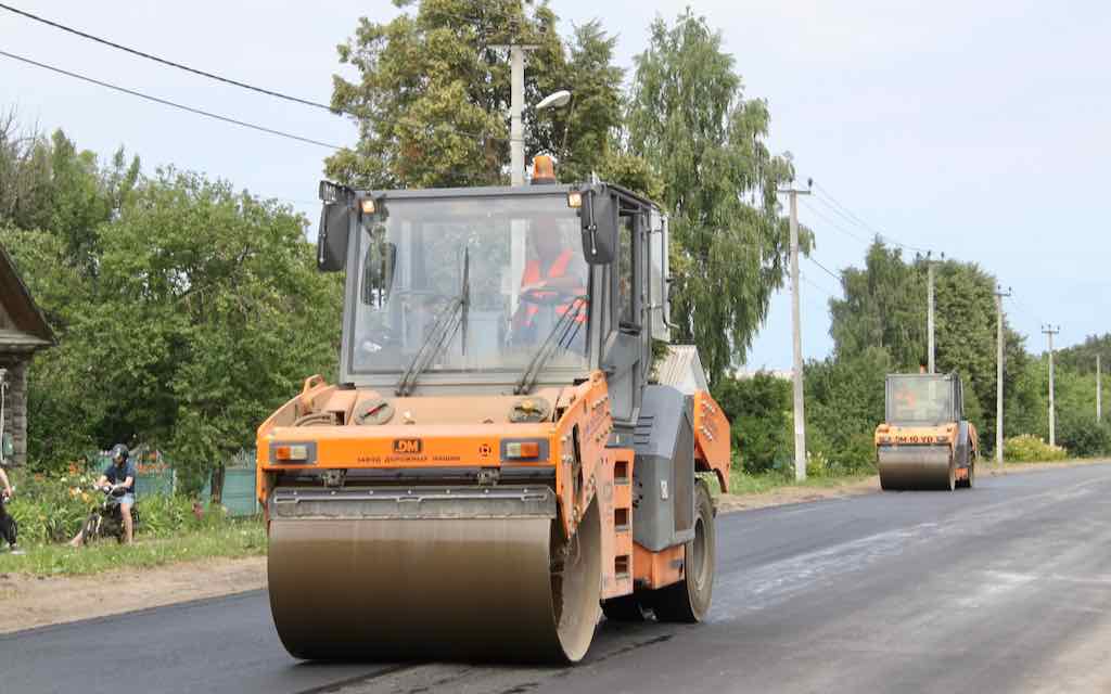 В Брянской области ремонтируют дороги к небольшим населённым пунктам