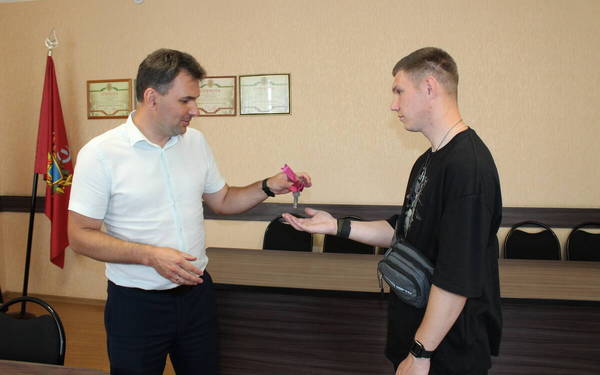 Cироте из Суземского района Брянской области вручили ключи от квартиры