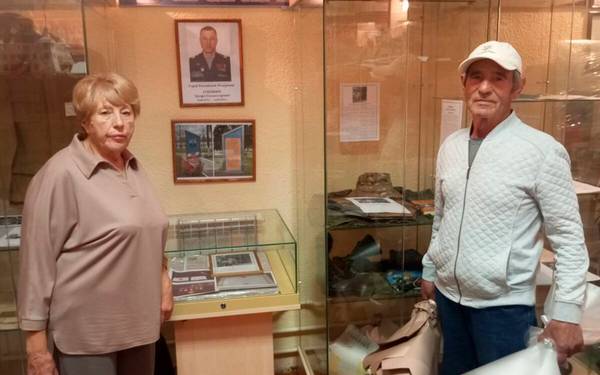 На Брянщине мать Героя России передала районному музею личные вещи погибшего сына