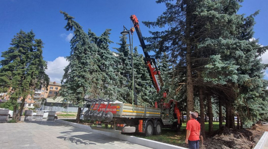 В Брянске на площади Октябрьской революции устанавливают новые фонари