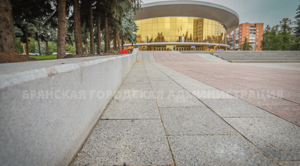 Продолжается обновление площади Октябрьской революции в Брянске