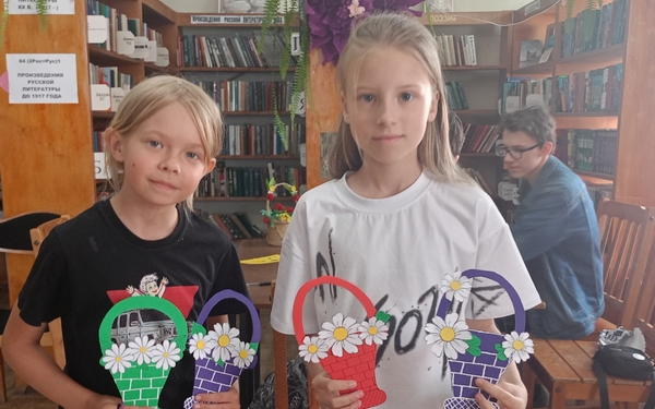 Детская библиотека № 9 Брянска провела акцию «История вечной любви — Пётр и Феврония» и мастер-класс «Корзинка с ромашками»