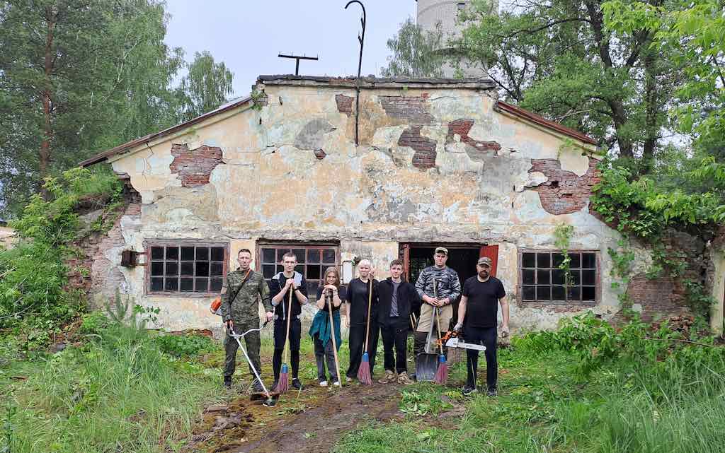 Судебные приставы помогают привести в порядок территорию мемориала «ДУЛАГ — 142»