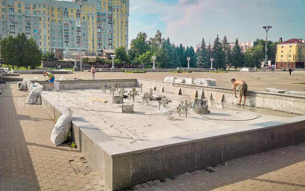 В фонтане на площади Партизан в Брянске бетонируют стяжку