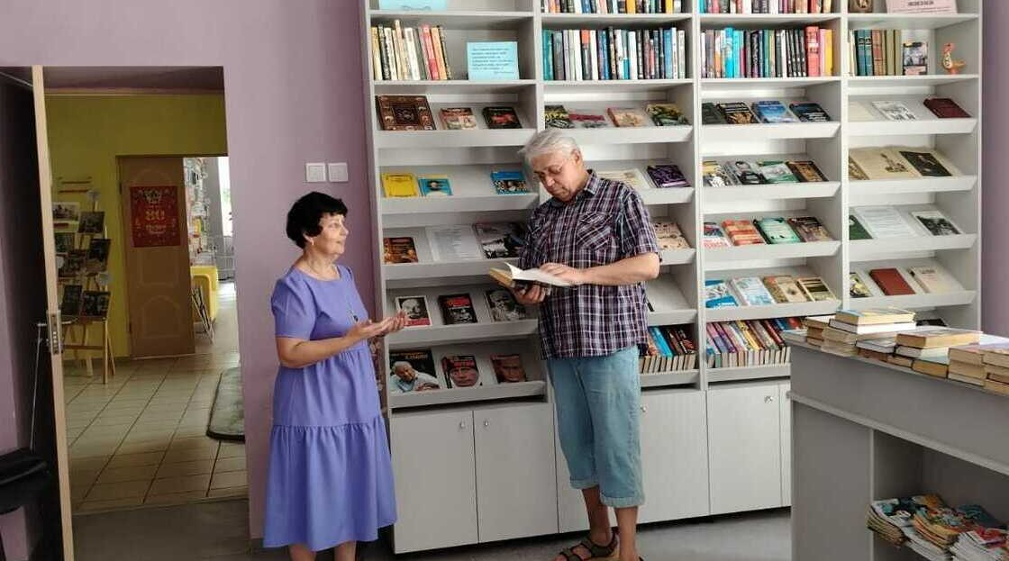 Специалисты Карачевской библиотеки открыли выставку литературы «Цари и вожди»