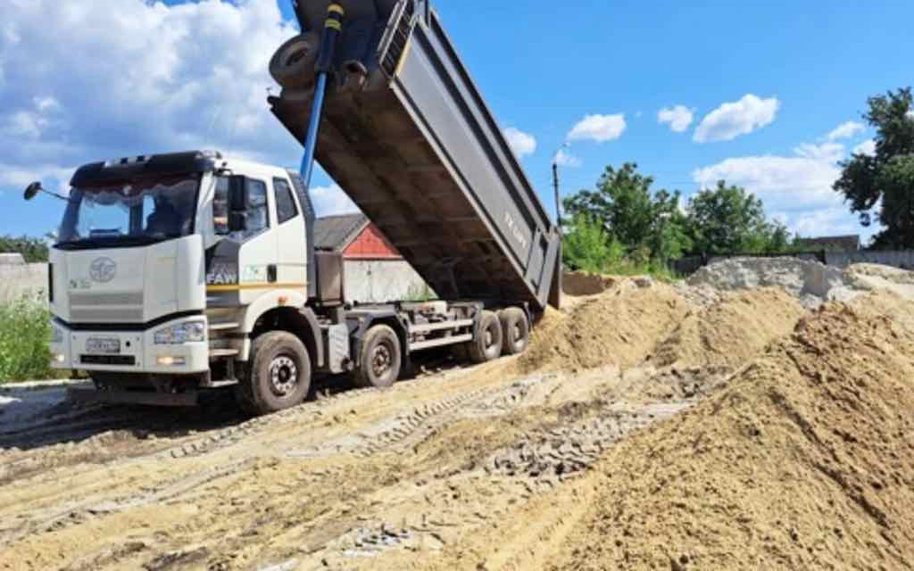 В Комаричах Брянской областиидёт заготовка песка  для преобразования его в песко-соляную смесь      смесь