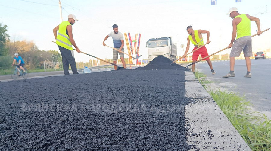 На Московском проспекте продолжают асфальтировать разделительную полосу