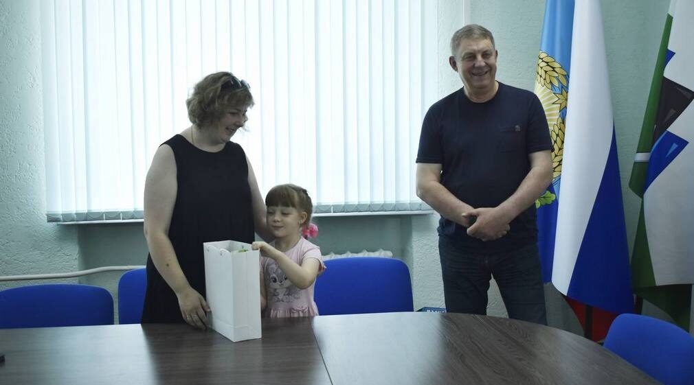 Брянская делегация встретилась в Брянке с девочкой Машей