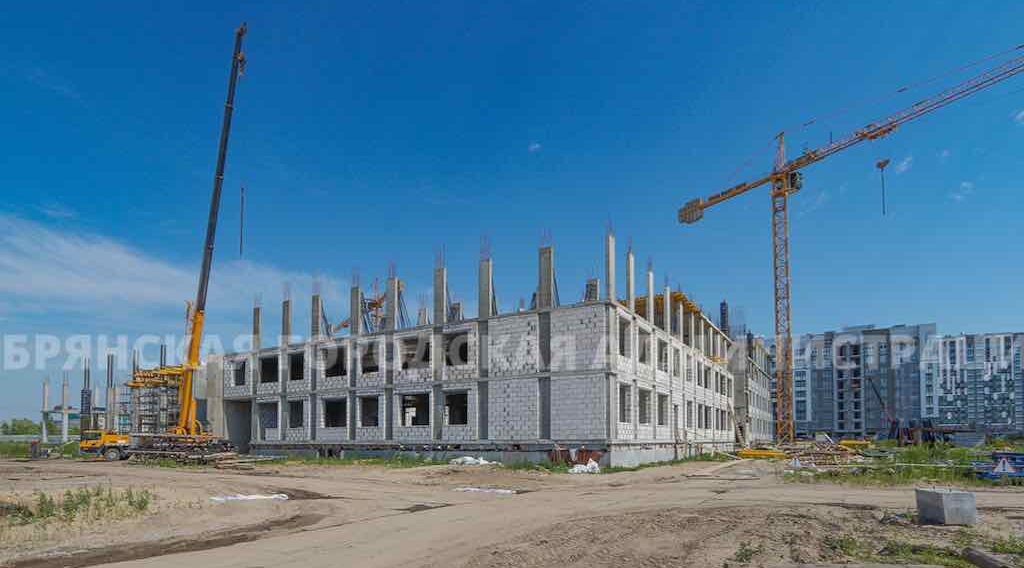 В Брянске на месте бывшего аэропорта возводят новую школу на 1225 мест