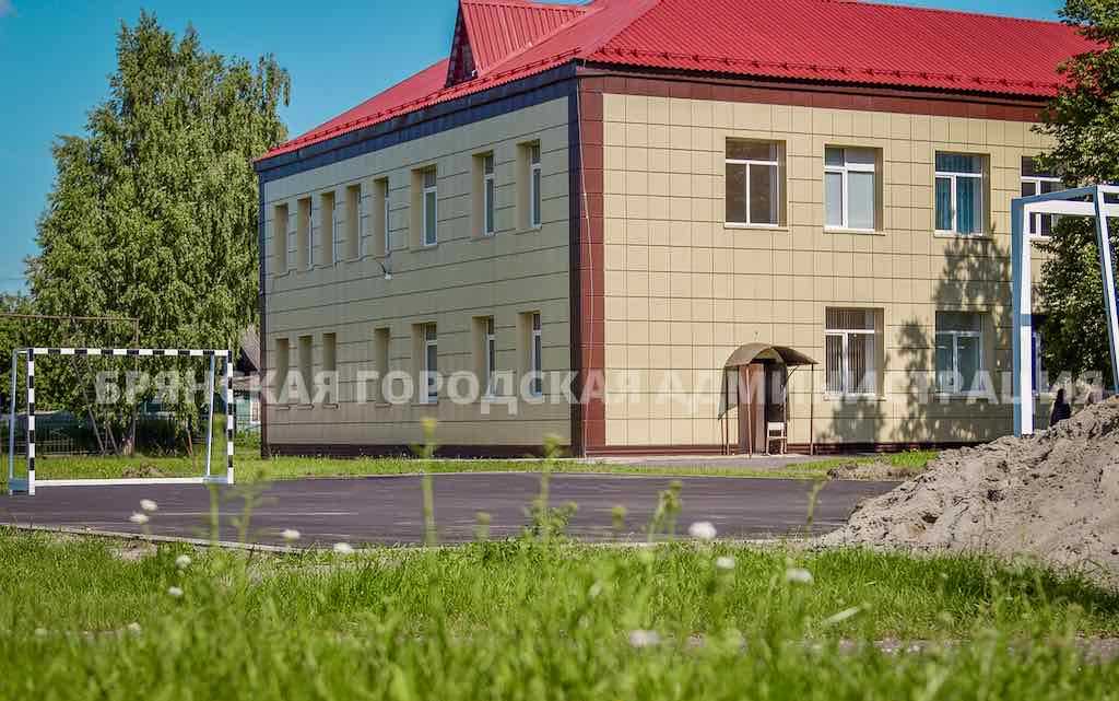 В средней школе № 34 Брянска строят универсальную спортплощадку