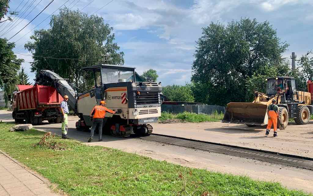 В Стародубе Брянской области идёт обновление дорожного полотна на главной улице