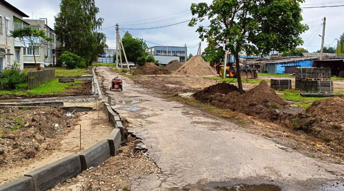 Две дворовые территории благоустраивают в Суземке