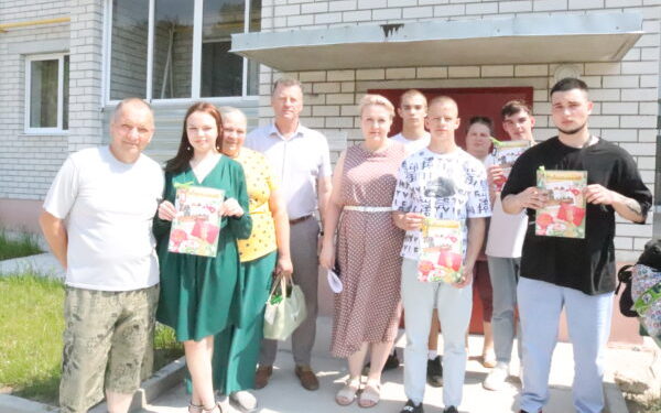 Пяти трубчевским детям-сиротам вручили ключи от новых квартир в День семьи, любви и верности