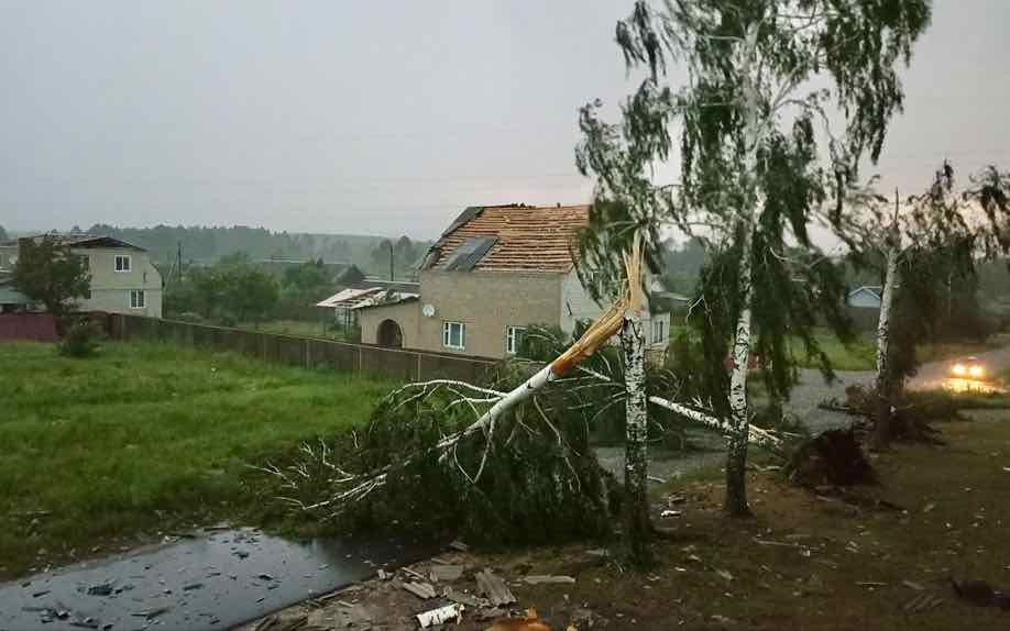 Ураган повредил дома и линии электропередач на юго-западе Брянской области