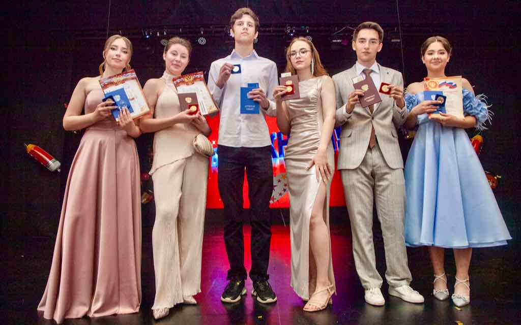 Брянским выпускникам  школы № 36 вручили 39 билетов в будущее