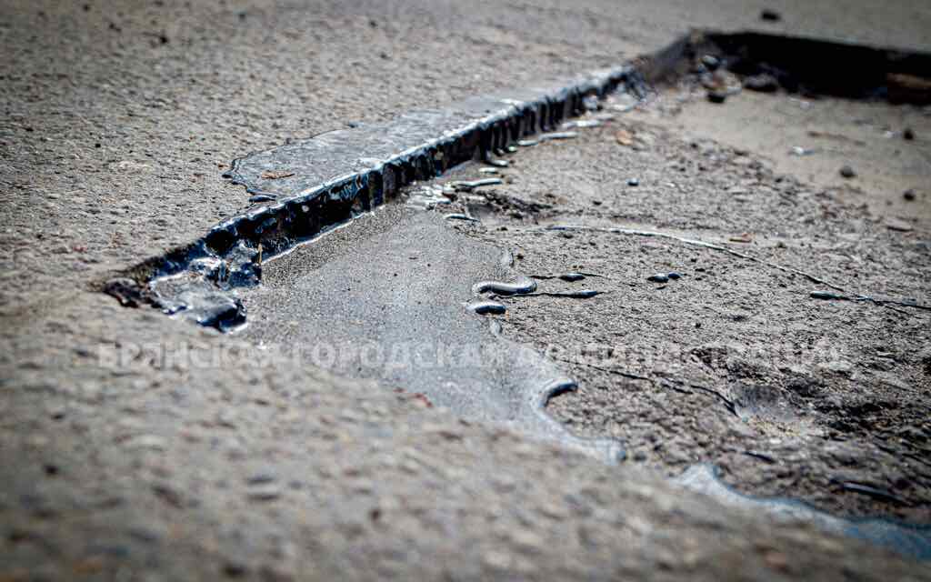 В Брянске продолжается локальный ремонт дорог