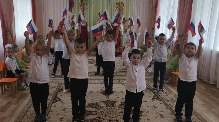 В Брянском саду «Черёмушка» провели мероприятие в честь Дня флага