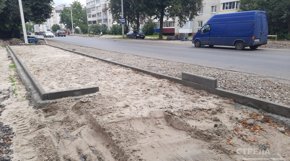 В Брянске на улице Менжинского обновляют остановки