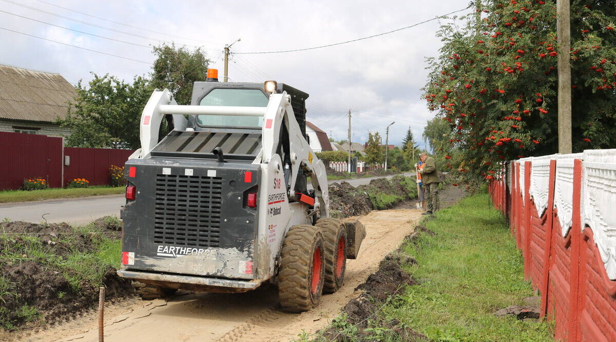 В посёлке Комаричи продолжают строительство тротуаров