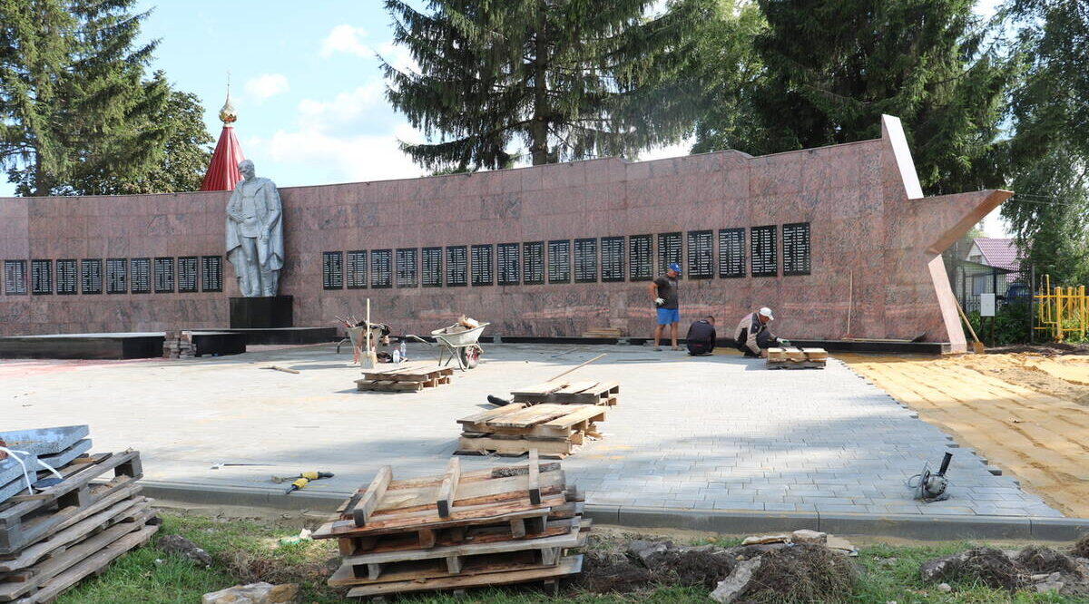 В Стародубе завершается обновление Стены Памяти