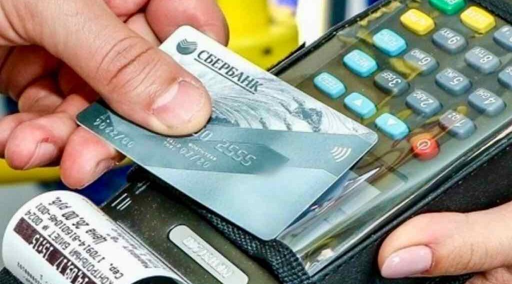 В Брянске пенсионер похитил 15 тысяч рублей с чужой карты