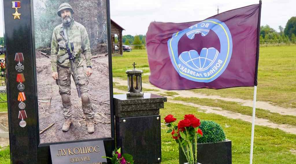 Александр Богомаз почтил память Героя России Эдуарда Лукошюса в Брасовском районе