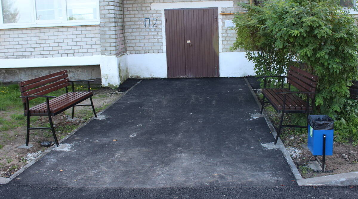 В Суземке подходят к концу работы по благоустройству двух дворов