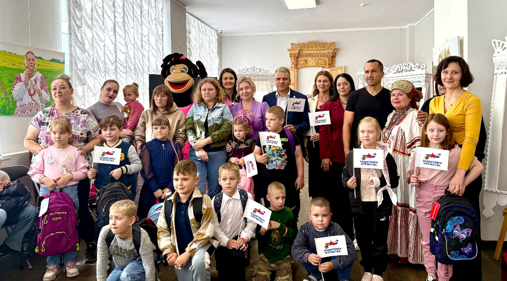 В Брянске первоклассникам из семей участников СВО подарили праздник