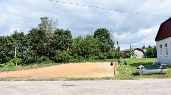 На территории Мглинской школы № 1 благоустраивают спортивную площадку