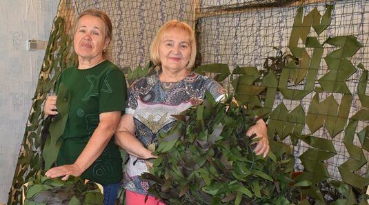 Активисты волонтёрской группы «ZОV Клетня» сплели более 800 маскировочных сетей