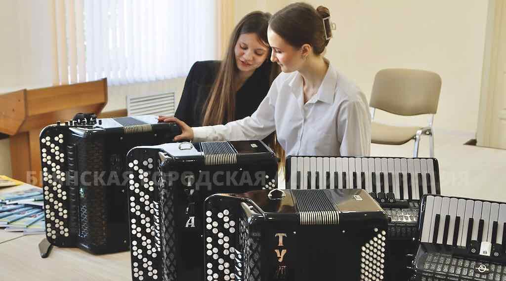 Брянская ДШИ № 3 получила новые музыкальные инструменты