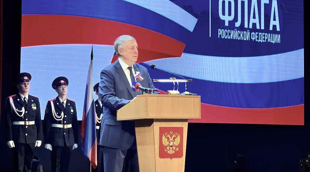 В День флага России юным брянцам вручили паспорта