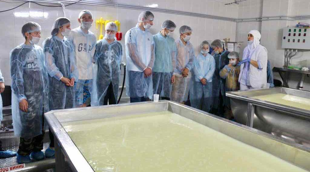 Брянские школьники побывали на экскурсии на молочном заводе