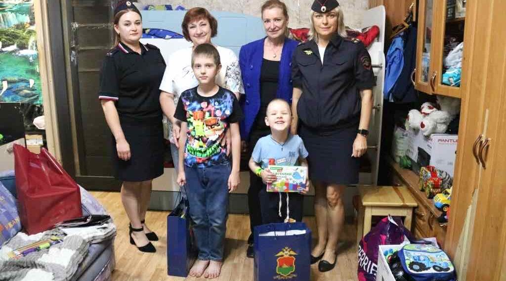 Брянские полицейские и общественники помогли детям к школе