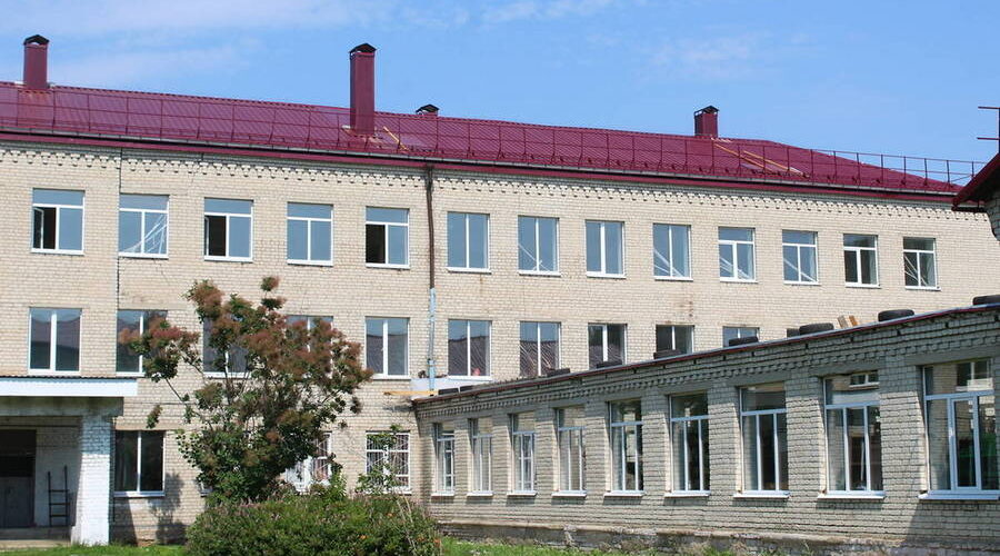 В Комаричской школе специалисты продолжают капитальный ремонт