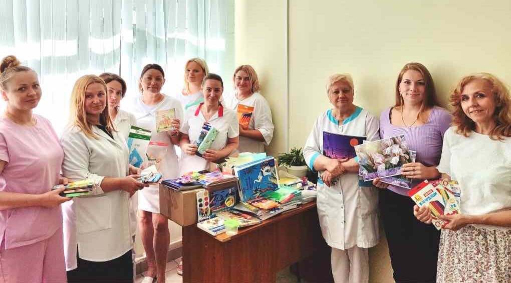 Брянские медработники помогают собрать детей в школу в рамках акции