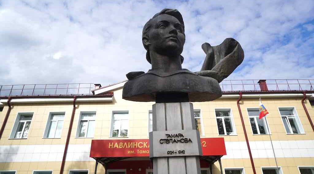 Богомаз посетил отремонтированные школы в Навле