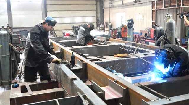 Богомаз посетил модернизированный завод «Промсвязь» в Навле