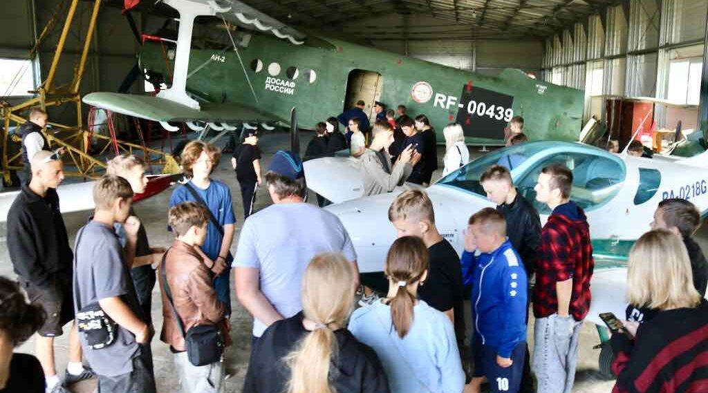 Брянские полицейские организовали для школьников экскурсию на аэродром