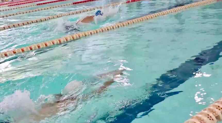 В Клинцах в честь Дня флага России состоялась эстафета по плаванию