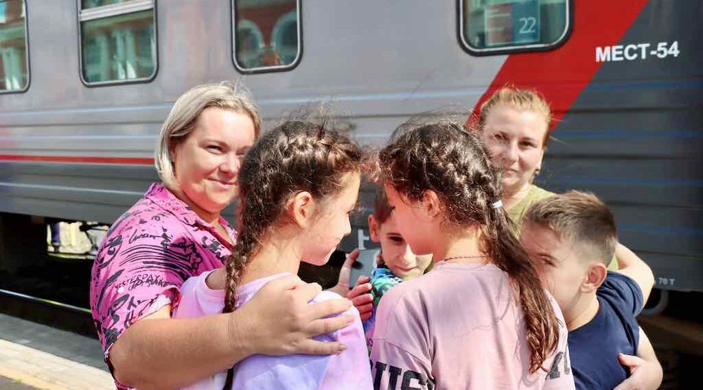 Брянские депутаты передали сладкие подарки детям из ЛНР