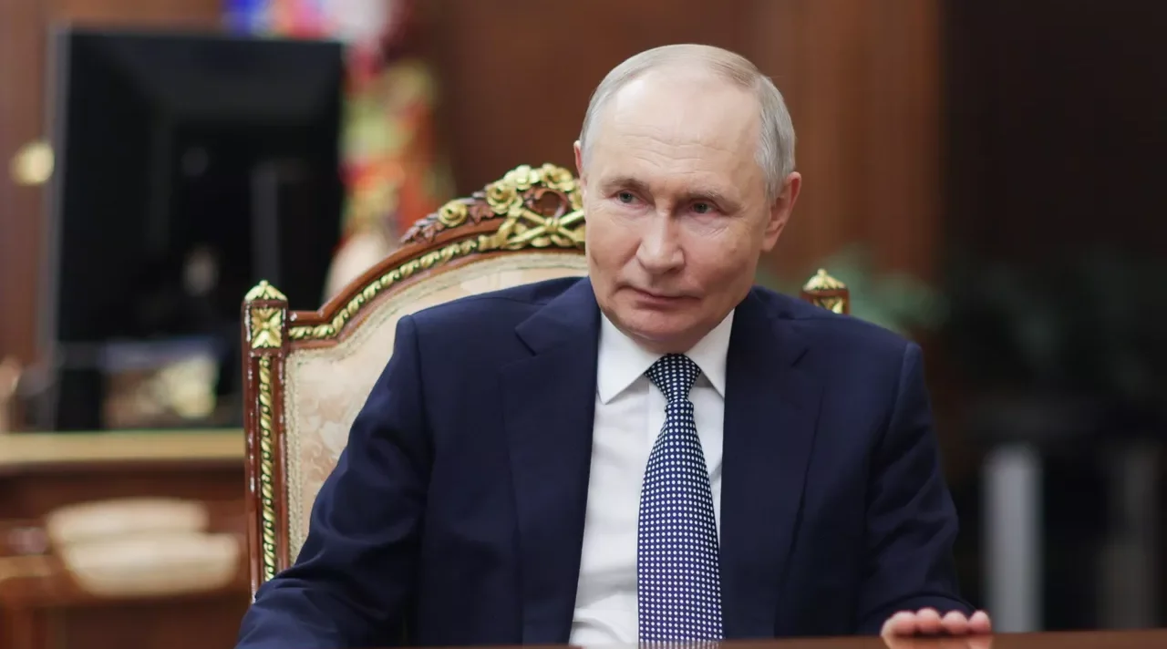 Президент России Владимир Путин пообщался с автодорожником из Брянской области