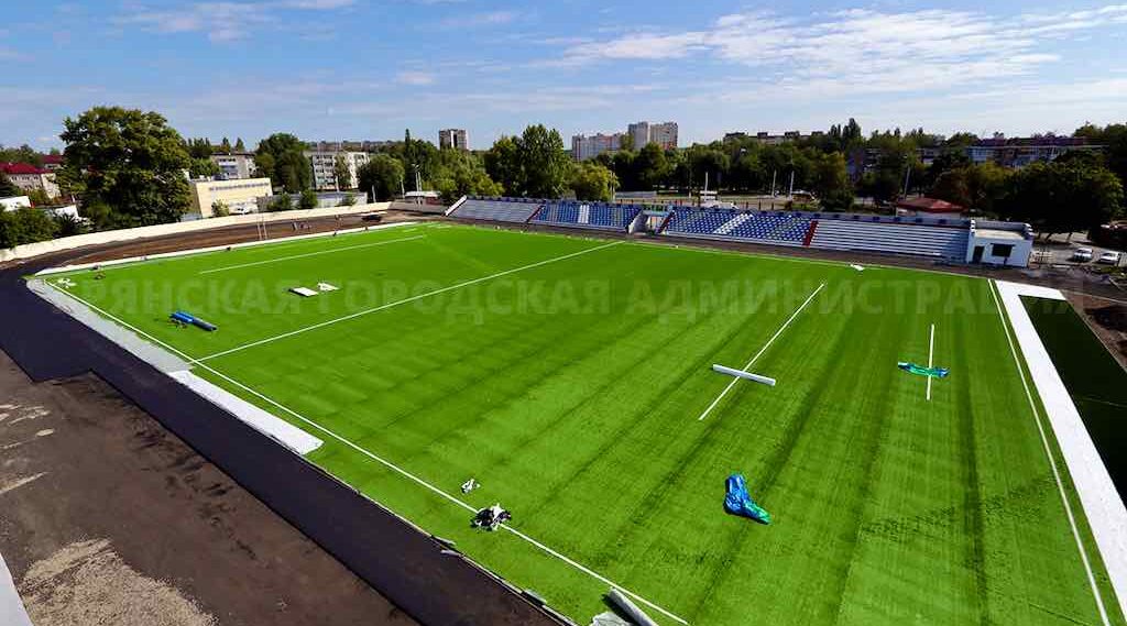 На стадионе имени Брянских партизан завершают укладку искусственного газона