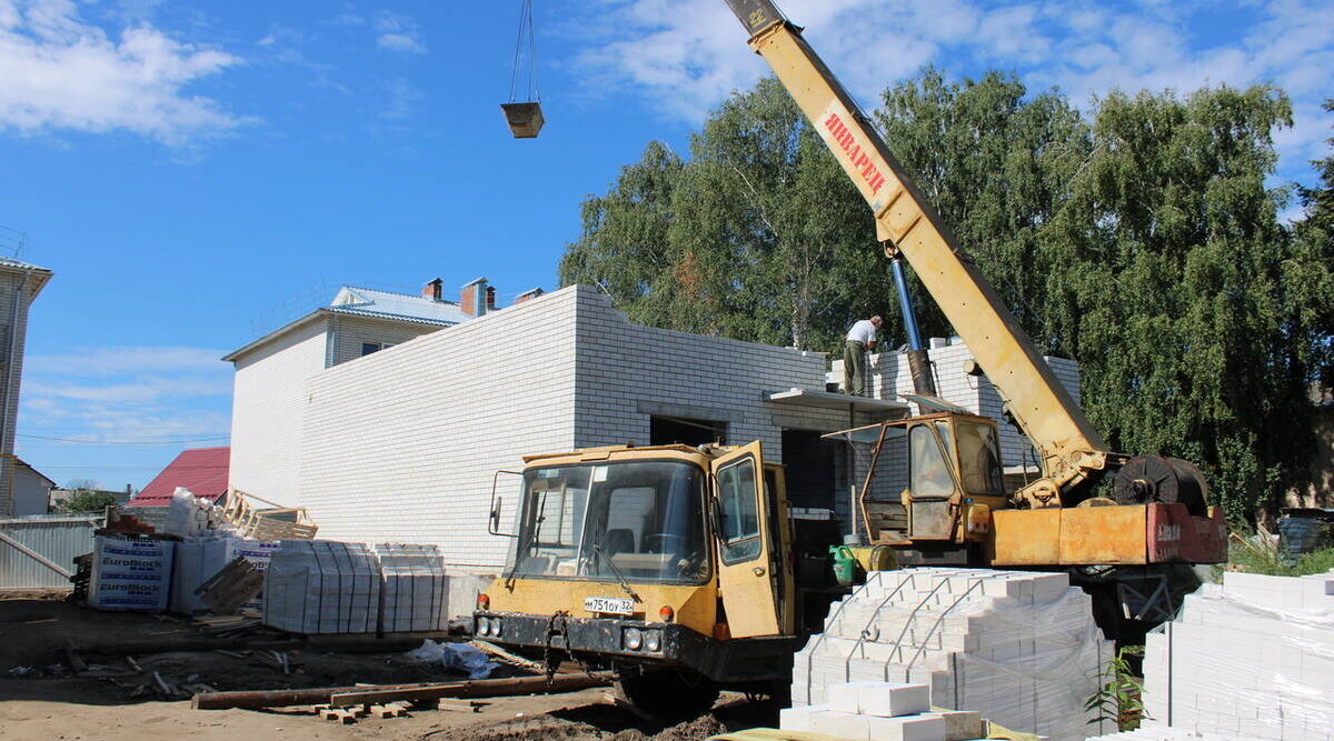 В Стародубе продолжают строить дома для детей-сирот