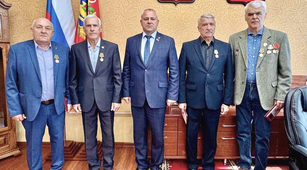 Брянские ветераны получили юбилейные медали