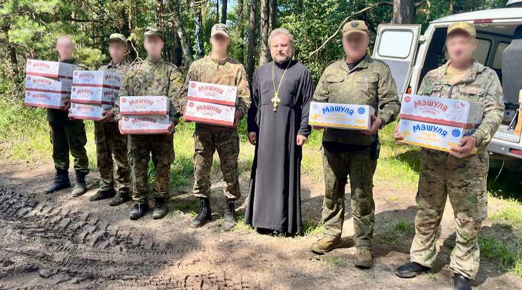 Брянский священник передал гуманитарку бойцам СВО